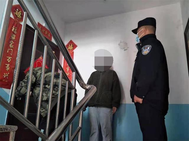 房主粗心被鎖門外，民警開鎖服務(wù)送上門